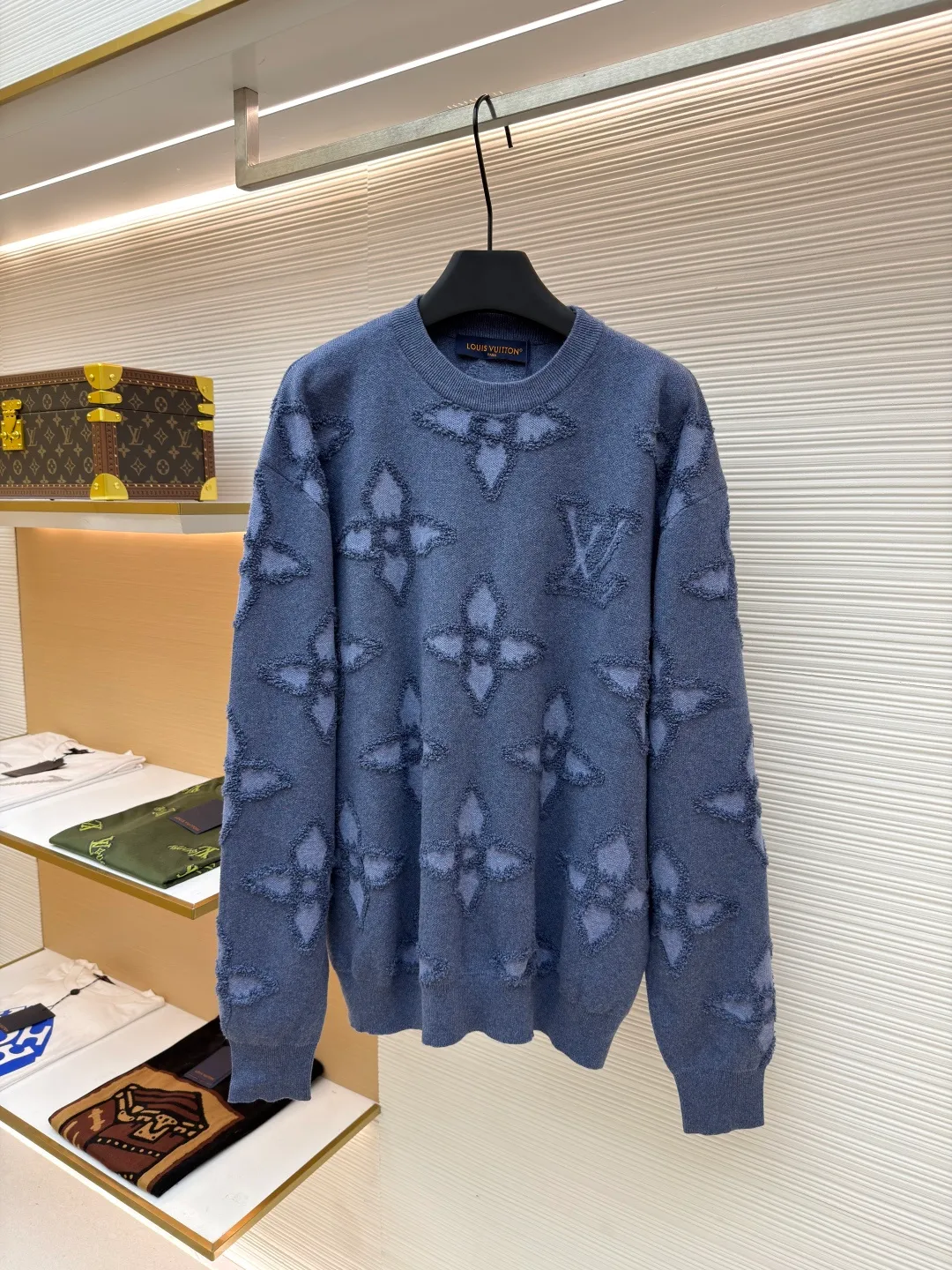 LOUIS VUITTON three-dimensional concave and convex blue flower four-leaf clover round neck sweatshirt ●Original version: purchased and developed for 12800 ●Item number: 1680927-B80 ●Fabric: knitted fabric ●Technology: jacquard production ●Version: fitted version ●Weight: about 610 grams ●Size: XS-S-M-L ●Description: Alphabet flower three-dimensional jacquard knitting, an absolute hot item! A great tool for fashionable men's and women's street photography, this blue color is really beautiful, refreshing and fashionable, and showing off your temperament. It is made from carefully selected 100% wool yarn supplied by customers. This wool has a particularly good feel. It feels soft and solid. It has elastic and pressure-resistant effect and is not easy to shrink. Big V classic jacquard logo design, the jacquard has been processed with raw edges to present a three-dimensional concave and convex effect. This graphic cotton circle has a unique jacquard signature theme. Crafted in shades of blue, it features oversized tonal Monogram Flowers all over and the V signature on the chest, outlined with a knit for a textured 3D effect. The perfect partner for or, it also matches and complements your overall look. The overall wiring is straight and delicate, the fabric is comfortable and soft, and the color is consistent without color difference. It can be matched with the same style to create a fashionable look and control various occasions. Customized accessories, complete with three standards, same style for men and women!